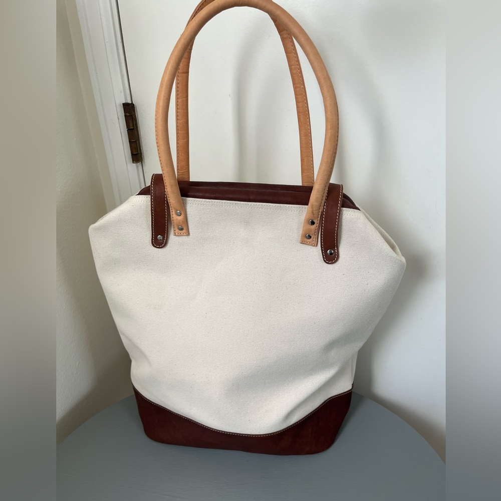 Elegant Canvas and Leather Shoulder Bag - Picture 5 of 10